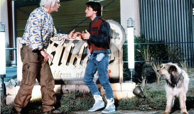 מייקל ג'יי פוקס עם הנעליים מהסרט (צילום מסך)