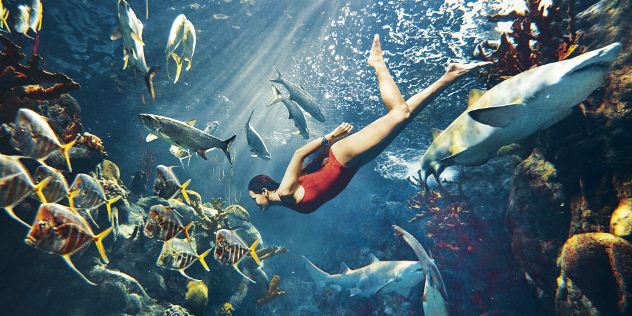 שוחה בין חברים בבגד ים של מוגלר (צילום: סריקת המגזין)