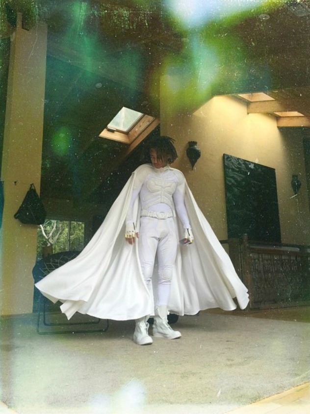בפרום האישי שלו הלך על חליפת באטמן לבנה (צילום: אינסטגרם)