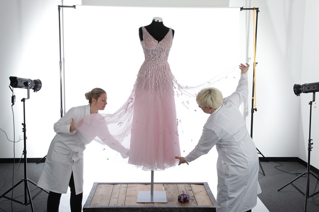 טכנאי הבגדים מטפלים בשמלה לפי האחסון (צילום: יח"צ)
