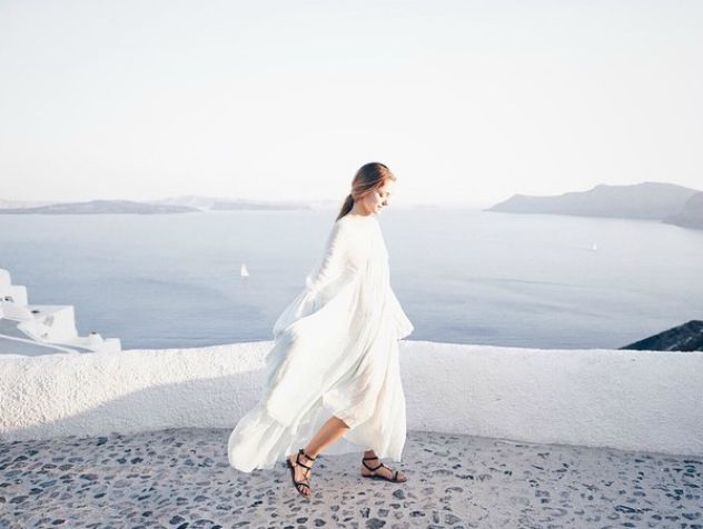 תכלס, ללבוש שמלה של קלואה ביוון זה כמעט מאסט (צילום: אינסטגרם chufy)