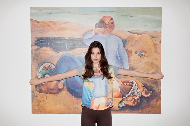 לירז דרור מדגמנת אמנות ישראלית קלאסית בפרינט של נחום גוטמן (צילום: דודי חסון)