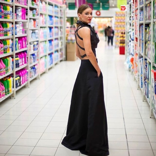 קונה בסופר עם שמלות מעצבים (צילום: אינסטגרם shoestovainstyle)