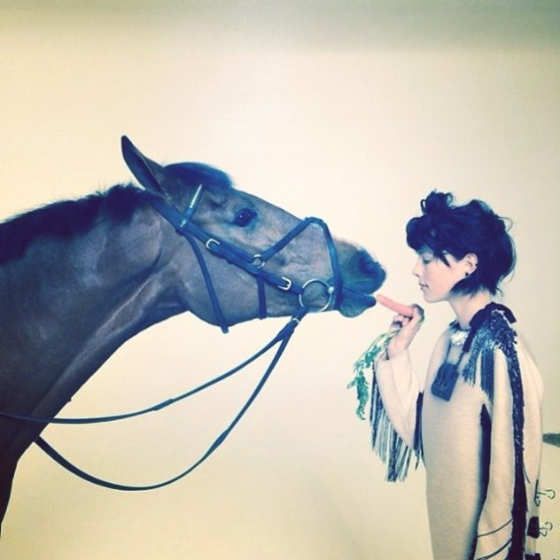 עם הסוס האהוב שלה (צילום: אינסטגרם ediebcampbell)
