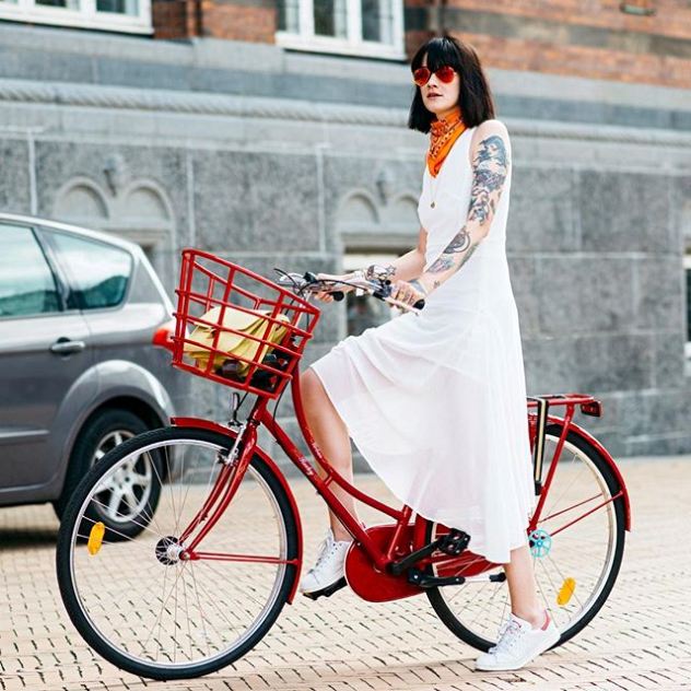 לרכב עם שמלה זו אמנות בדנמרק (צילום: אינסטגרם styledotcom)