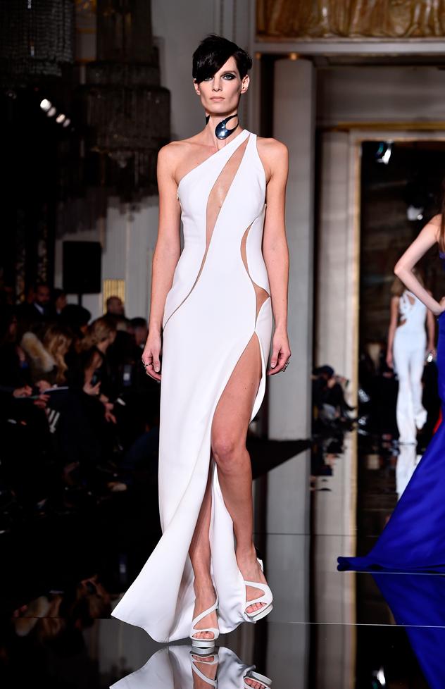 כיאה לסופרמודל - שמלה של אטלייה ורסאצ'ה (צילום: גטי אימג'ס)