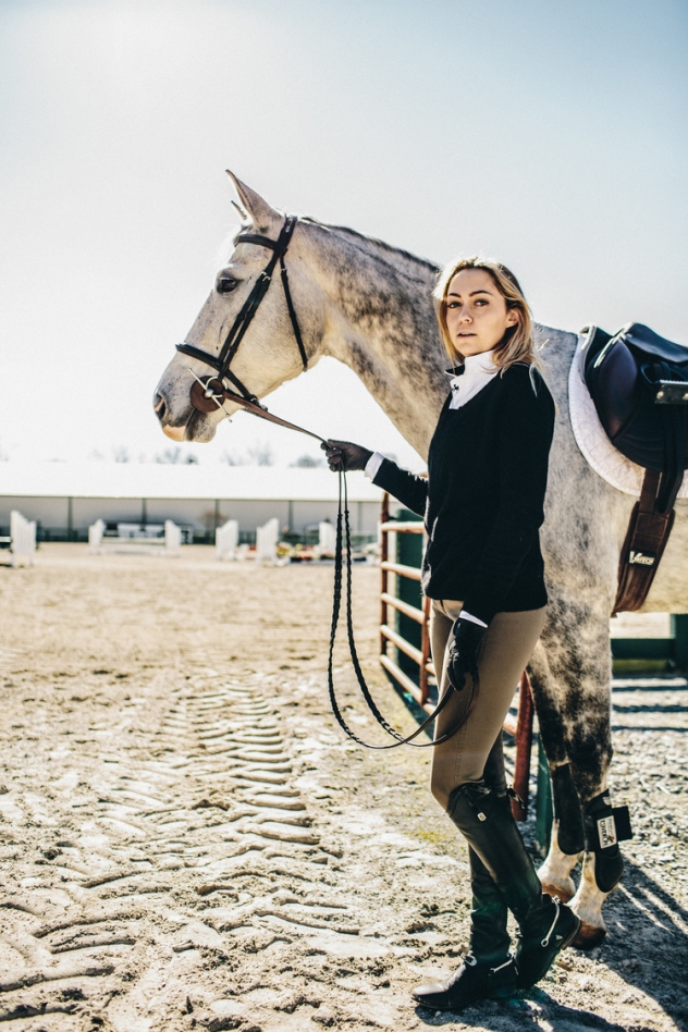 עם הסוס שלה (צילום: מתוך הבלוג)