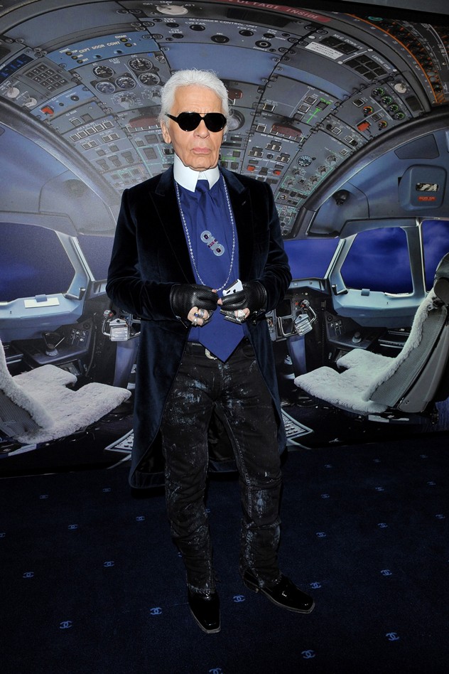 קרל לגרפלד במטוס של קולקציית הקוטור משנת 2012. קצת חוזר על עצמו (צילום: גטי אימג'ס)