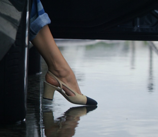 למי שיש נעלי שאנל לא מפחדת מגשם קל (צילום: שאנל)