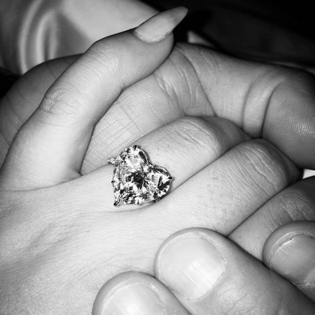טבעת האירוסין של ליידי גאגא בעיצובה של לוריין (צילום: גטי אימג'ס)