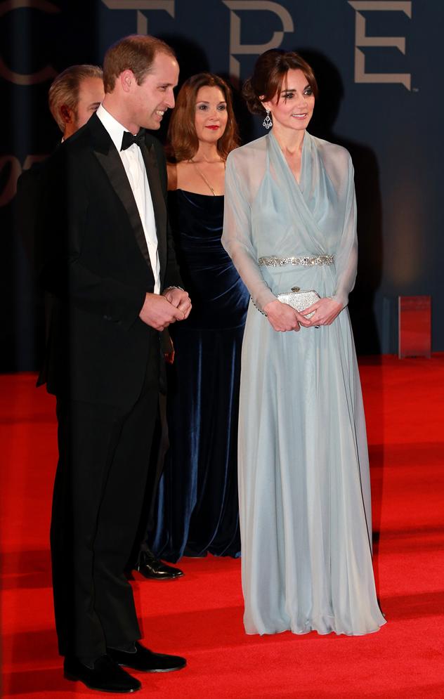 קייט לובשת את השמלה של פקהאם בפרימיירה של ג'ימס בונד שעשתה רעש אדיר בעקבות זה שויתרה על החזיה (צילום: גטי אימג'ס)