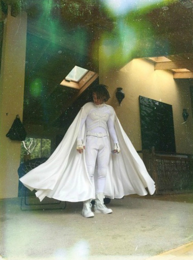 ווילו מגיע עם חליפת באטמן לבנה לחתונה של קים וקניה. מאד קז'ואל (צילום: אינסטגרם jaden smith)