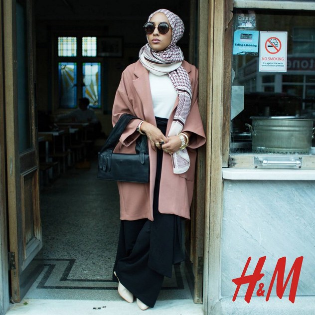 הדוגמנית הראשונה עם החיג'אב של H&M (צילום: מתוך האתר)