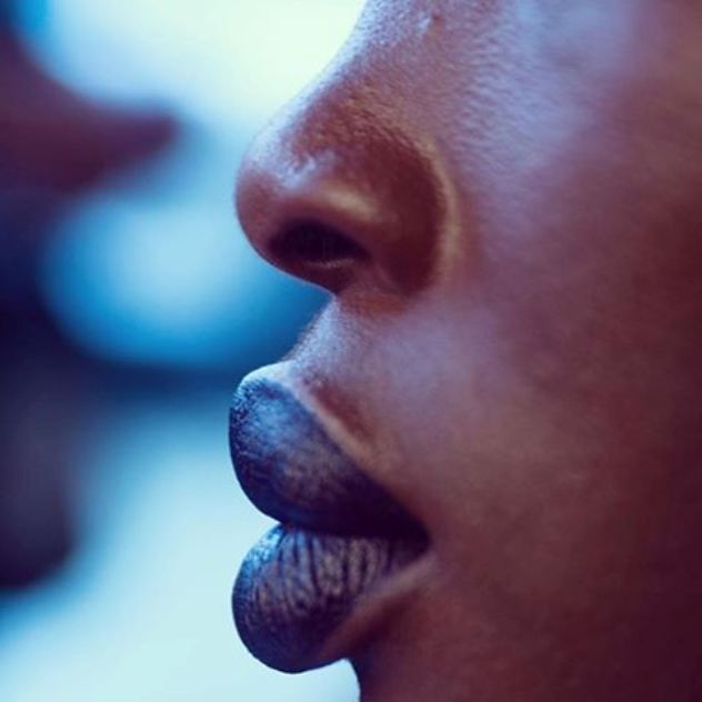 השפתיים של אאמיטו לאגום בצילומים לשפתון החדש. התמונה המדוברת שעלתה בחשבון האינסטגרם של mac