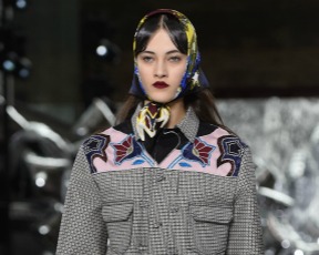 שבוע האופנה בלונדון מציג: כיסויי ראש הם הדבר הבא