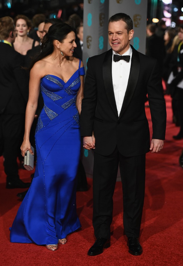מאט דיימון ואשתו שגנבה לו את ההצגה בשמלה כחולה (צילום: גטי אימג'ס)