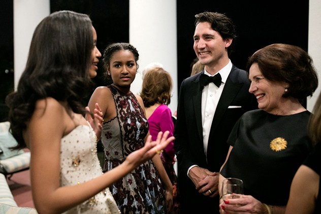 טרודו מתרשם מבנות אובמה (צילום: Official White House Photo by Pete Souza)