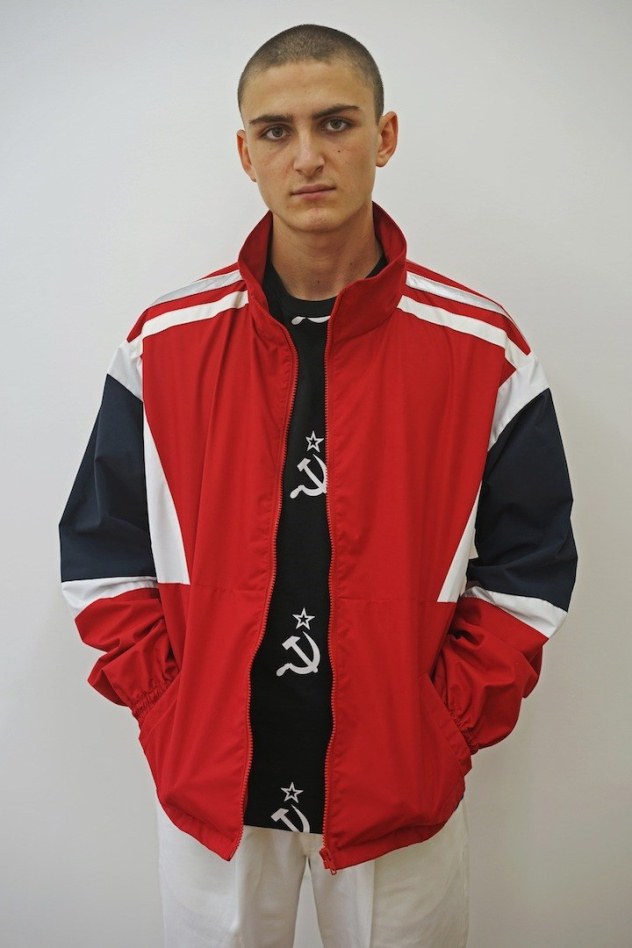 בגדים של גושה רובצ'ינסקי. נושא את דגל המהפכה צילום: מתוך האתר)
