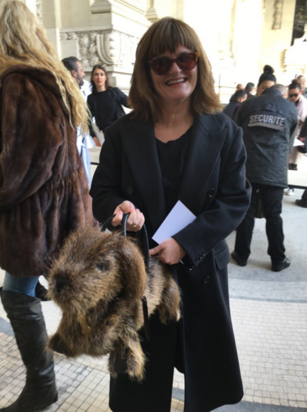 מבקרת האופנה קת'י הורין עם תיק הכלב שלה, הקטור (צילום: טוויטר cathyhoryn)