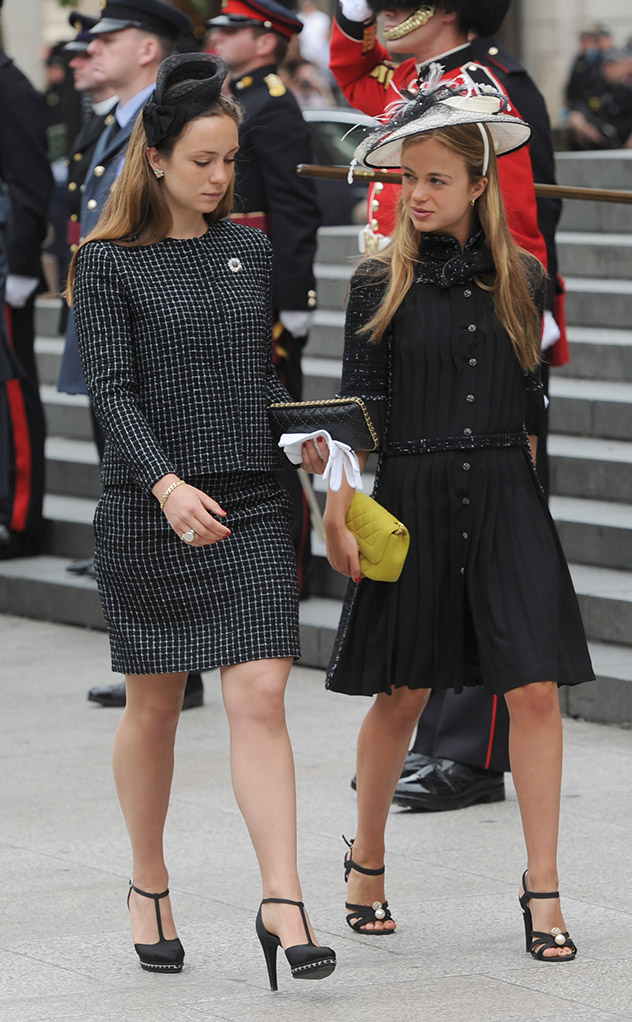 אמיליה (מצד ימין) בחגיגות התשעים של המלכה לבושה בחליפה קלאסית של שאנל (צילום: גטי אימג'ס)