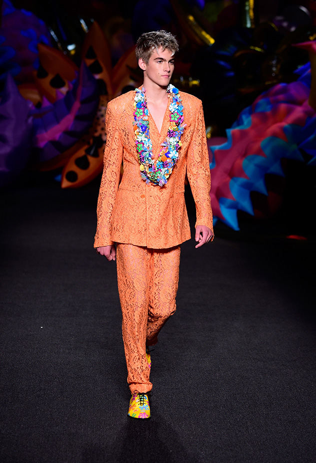 פרסלי גרבר לבית קרופורד צועד לראשונה על המסלול בתצוגת האופנה של מוסקינו (צילום: גטי אימג'ס)