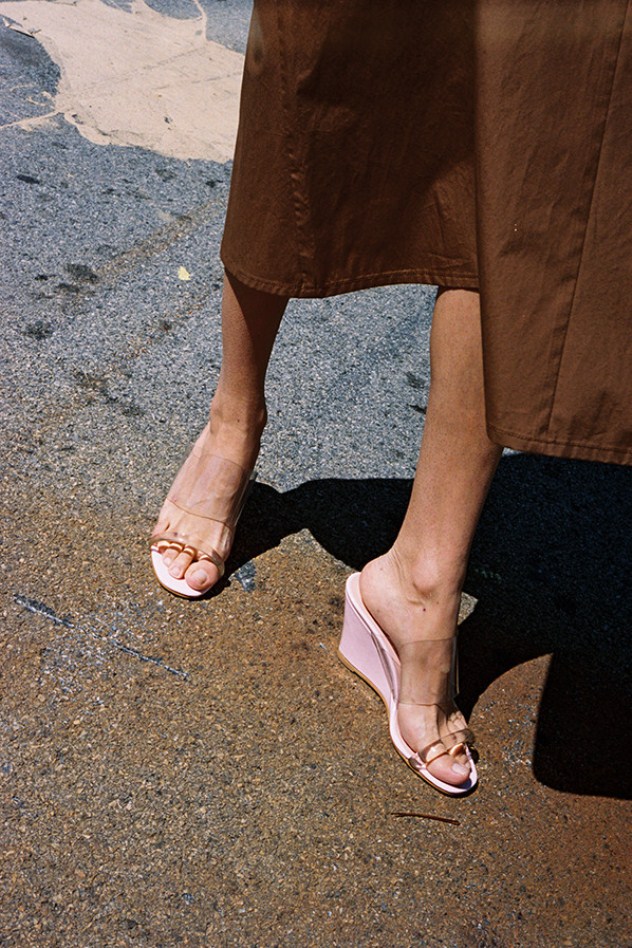 שקוף שזה יפה. נעלי העירום של מרים נאסיר זאדה (צילום: MNZ)