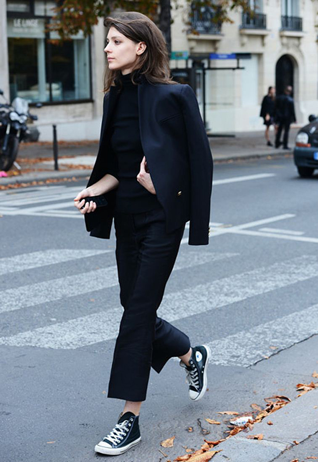 הדוגמנית העולה דיאנה מולדבן חוצה את פריז עם האוסלטאר השחורות (צילום: מתוך הבלוג)