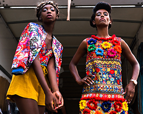 בחום של תל אביב: הפקת אופנה מלאת עוצמה