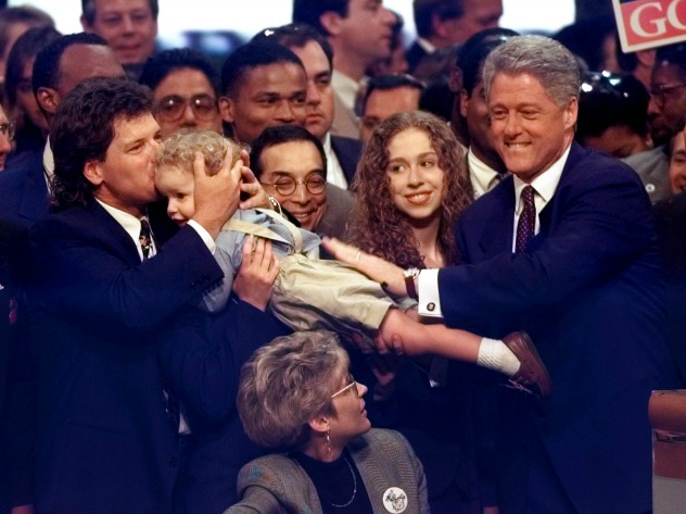 טיילר, הילד התורן, עם ביל, צ'לסי ואבא רוג'ר (צילום: AP)