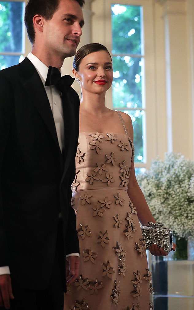 הזוג המאורס בארוחת ערב חגיגית בבית הלבן. מישל וברק אובמה עפו עליהם (צילום: גטי אימג'ס)