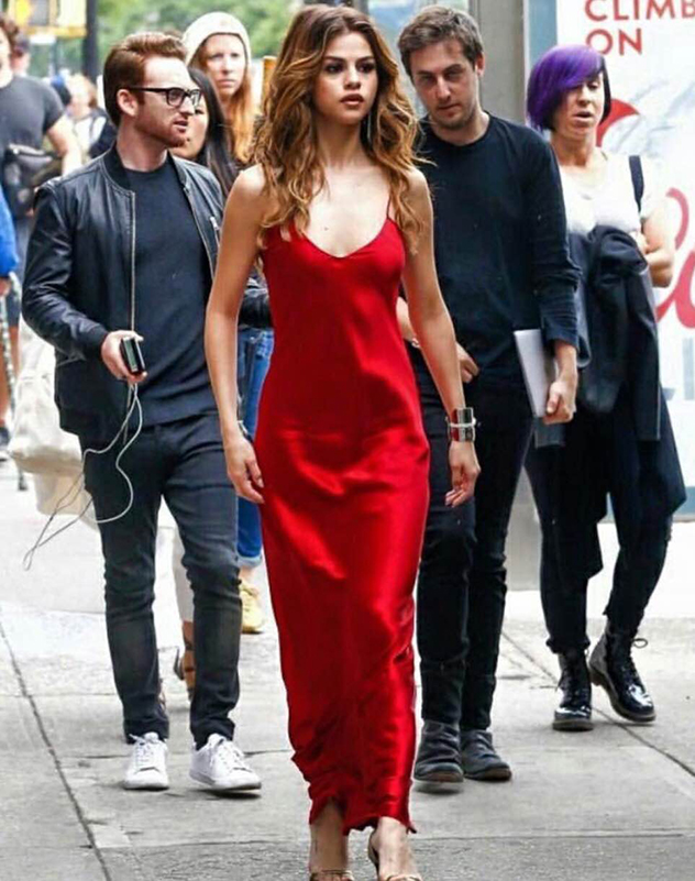סלינה גומז הולכת על שמלה אדומה של לוטן (צילום: אינסטגרם)