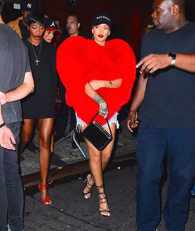 לב ענק ואדום. ריהאנה, השבוע בניו יורק (צילום: Splash News)