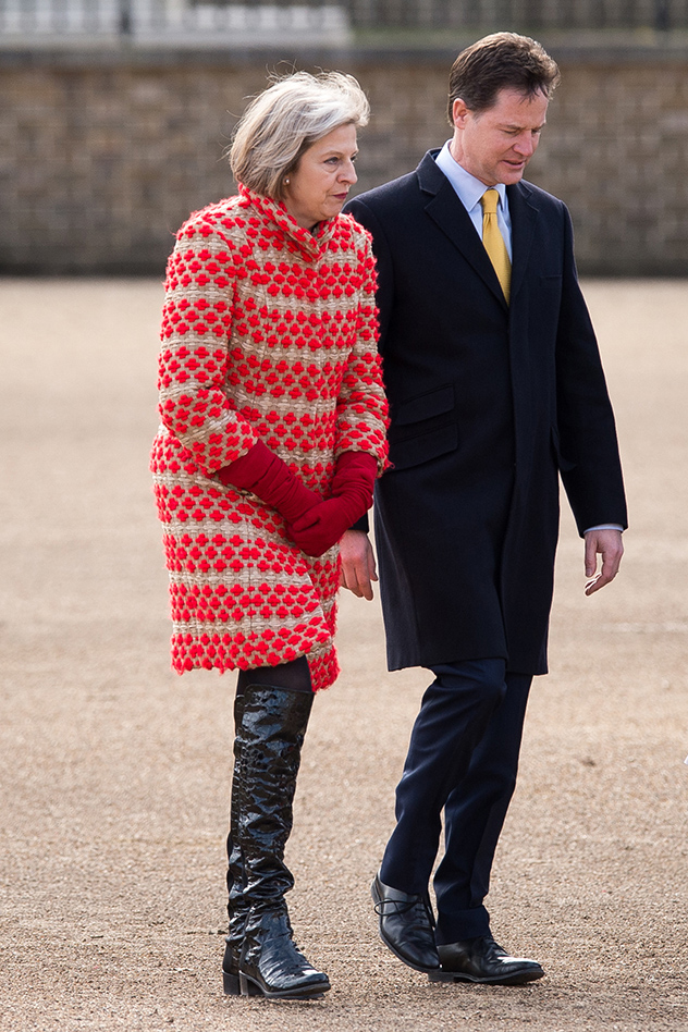 אפילו תרזה מיי, ראשת ממשלת אנגליה מיישמת (צילום: גטי אימג'ס)