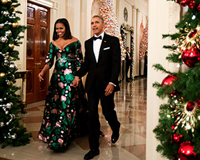 בהשראת עץ אשוח? מישל אובמה לובשת שמלת חג של גוצ'י