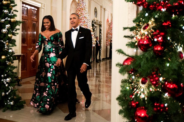 מישל וברק. ככה נראת שמלת חג המולד (צילום: AP)