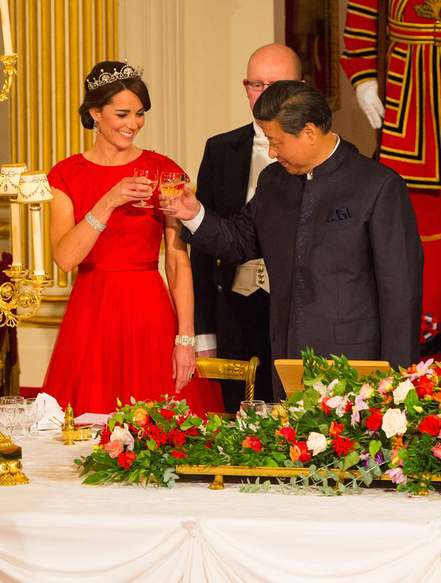 קייט עם הנשיא הסיני שי ג׳ינפינג בשנה שעברה. ידענו שהשמלה הזו מוכרת (צילום: גטי אימג'ס)
