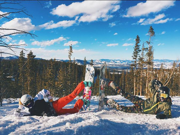 טיילור היל עושה סקי בקולורדו (צילום: אינסטגרם taylor_hill)