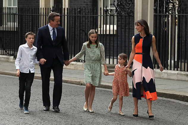 סמנתה ודיוויד קמרון יחד עם ילדיהם ביומם האחרון בדאונינג 10 (צילום: גטי אימג'ס)