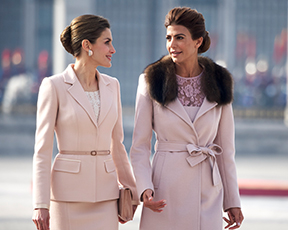 תקרית אופנתית: מלכת ספרד ואשת נשיא ארגנטינה לבושות אותו דבר