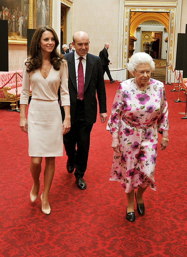 אפילו לבשה אותה לצד המלכה (צילום: גטי אימג'ס)