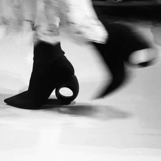 הנעליים של ברברי. יצירת אמנות על כף הרגל (צילום: אינסטגרם (vogueparis