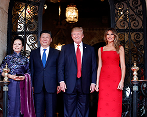 יפה באדום: מלניה פגשה את נשיא סין, ומה גרם לה לקצר את השמלה?