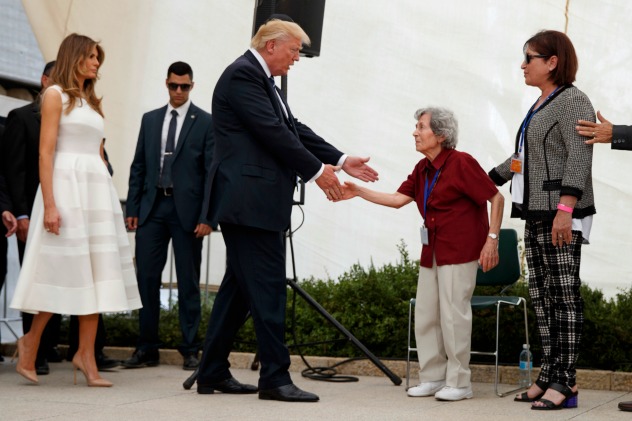 דונלד ומלניה טראמפ עם ניצולת השואה מרגו הרשנבאום, הבוקר ביד ושם (צילום: AP Photo/Evan Vucci)