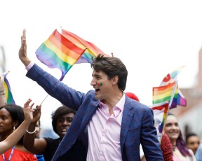 מה פשר הכיתוב בערבית על גרביו של ראש ממשלת קנדה במצעד הגאווה?