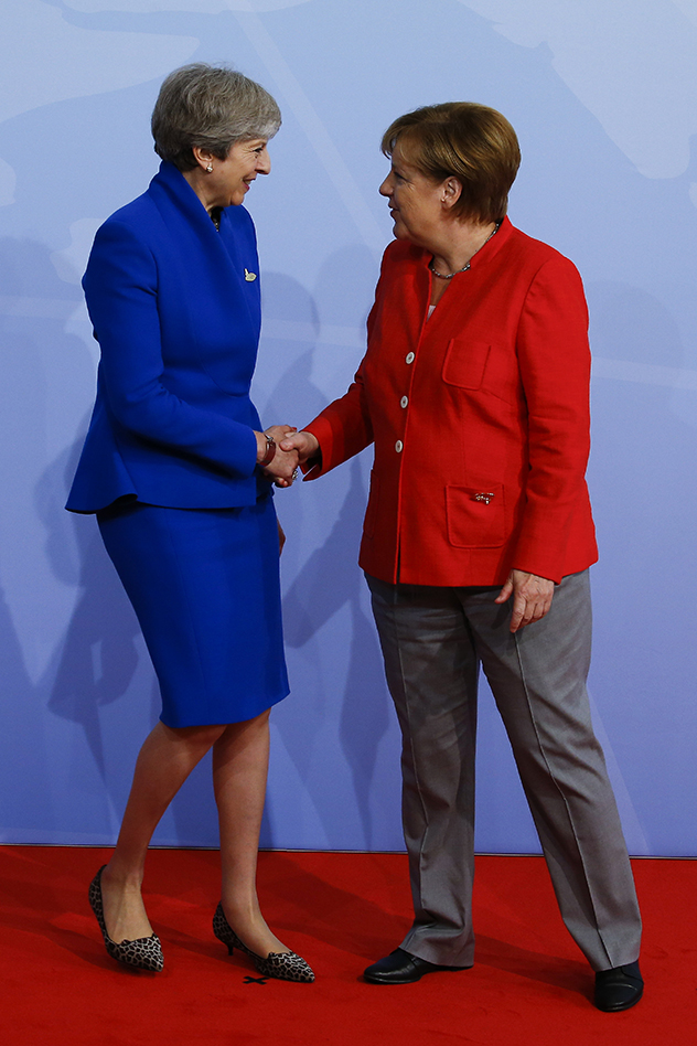 אחר כך היא כבר החליפה לאדום רפובליקני, ההבדל המוחלט מתרזה מיי הכחולה הטורית (צילום: Morris MacMatzen/Getty Images)