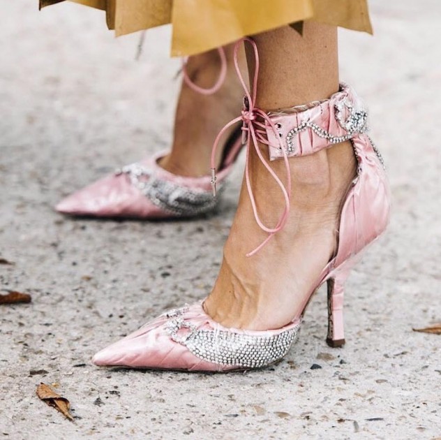 חסינות מפני הגשם. הנעליים של עדה קוקוסר לצ'זארה פאצ'וטי (צילום: אינסטגרם caroladearmas@)