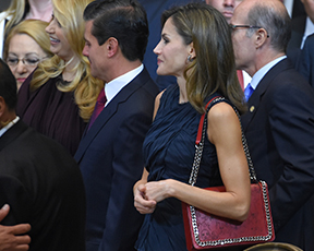 המלכה לובשת זארה: התיק של לטיסיה מלכת ספרד אזל מהמלאי