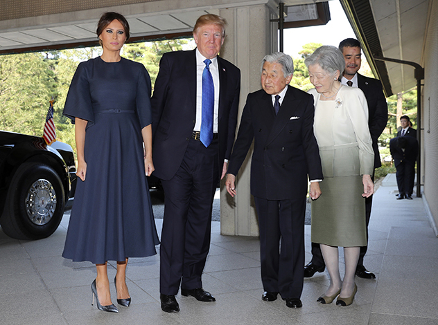 טראמפ לבשה כבר את השמלה הזו, בצבע כחול, בביקור הרשמי ביפן לפני כחודש (צילום: AP Photo/Eugene Hoshiko, Pool)