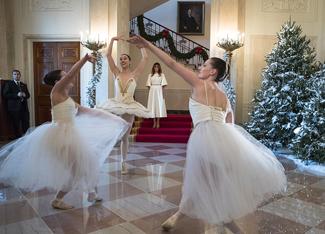בזמן שהיא מסתובבת לבדה בבית הלבן, בלרינות רוקדות לצלילי "מפצח האגוזים" (צילום: AP Photo/Carolyn Kaster)