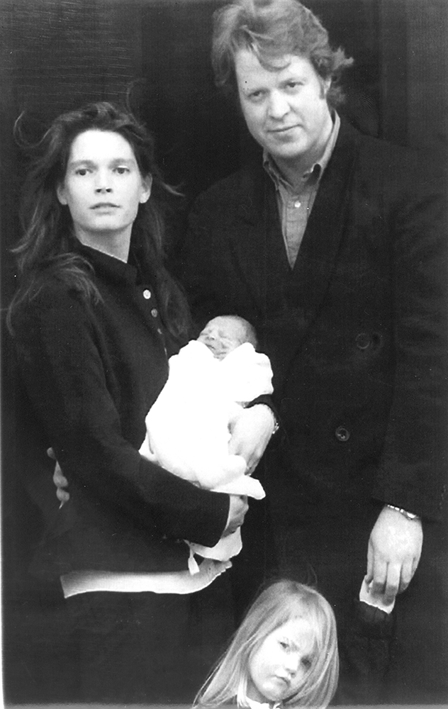 קיטי עם ההורים והאח הקטן לואי בשנת 1994 (צילום: AP Photo/Stefan Rousseau)